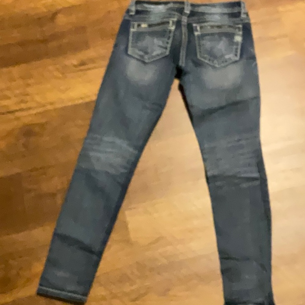 Blue Skinny Jeans with Tapered Legs and Distressed Wash